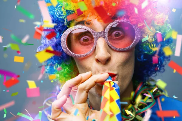 Happy Party Femme Avec Perruque Confettis Morceaux Ruban Tombé Dans Photos De Stock Libres De Droits