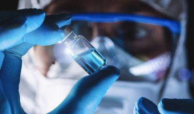 Coronavirus COVID-19 aşı şırıngası laboratuardaki ilaç ve aşı araştırmacısı Corona virüsü covid 19 aşı geliştirme konsepti