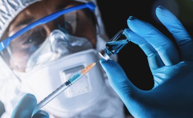 Coronavirus aşısı araştırmacıların elinde, Doktor, hemşire, bilim adamı COVID-19 aşısı için şırınga ve şişe tutuyor. Corona virüsü tedavisi, enjeksiyon, iğne ve klinik deney süresince