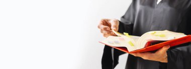 Medeni hukuk kitabıyla mahkeme salonunda avukat. Hukuk ve adalet konsepti resmi, afiş boyutu, bireysel metinleriniz için telif alanı.