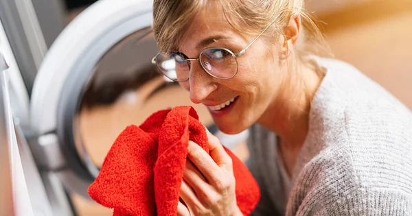 Ευτυχισμένη Γυναίκα Βάζοντας Ρούχα Στο Πλυντήριο Στεγνωτήριο Στο Σπίτι Στο — Φωτογραφία Αρχείου