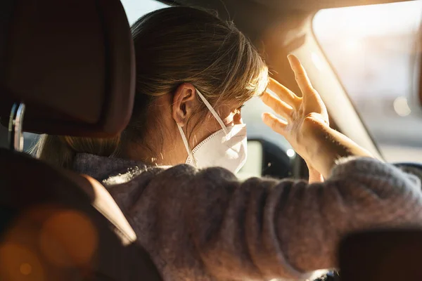 Γυναίκα Αυτοκίνητο Οδήγησης Ένα N95 Ffp2 Αντι Ιική Μάσκα Προστατευτική — Φωτογραφία Αρχείου