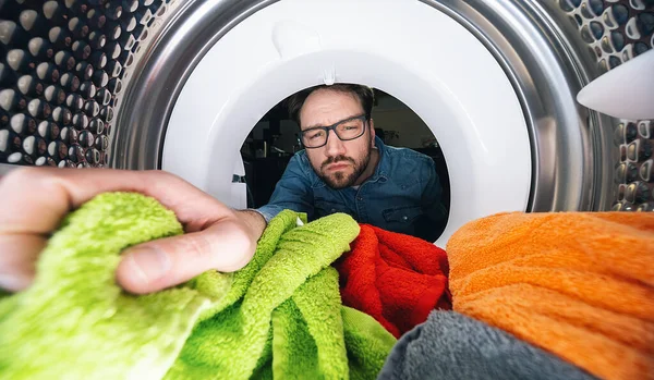 Άντρας Γυαλιά Που Φτάνει Μέσα Πλυντήριο Στεγνωτήριο Πλυντήρια — Φωτογραφία Αρχείου