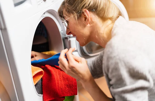 Γυναίκα Βάζοντας Ρούχα Από Πλυντήριο Ρούχων Στεγνωτήριο Υπηρεσία Πλυντηρίου Στο — Φωτογραφία Αρχείου
