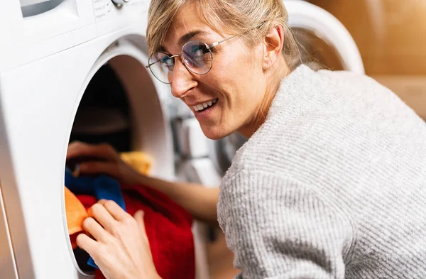 Γυναίκα Βάζοντας Ρούχα Έξω Πλυντήριο Στεγνωτήριο Υπηρεσία Πλυντηρίου Στο Σπίτι — Φωτογραφία Αρχείου