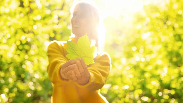 Όμορφη Γυναίκα Μακριά Ξανθιά Κρατώντας Πράσινο Φύλλο Σφενδάμου Μια Ηλιόλουστη — Φωτογραφία Αρχείου