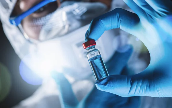Жінка Біолог Тримає Пляшку Новим Коронавірусом Вакцина Проти Ковіду — стокове фото