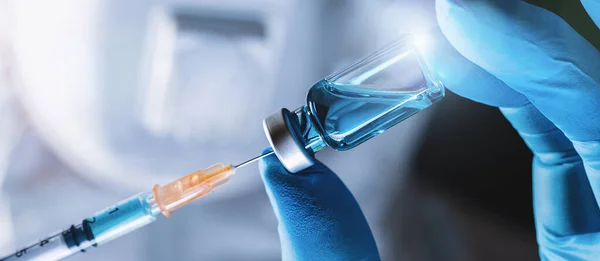 Médico Enfermero Científico Mano Investigador Guantes Azules Con Coronavirus Vacuna —  Fotos de Stock