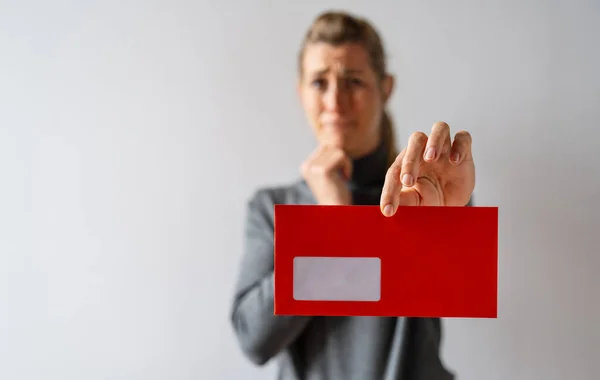 Bojaźliwa Kobieta Trzymając Czerwoną Kopertę Dunning Lub Przypomnienie List Prawnika — Zdjęcie stockowe
