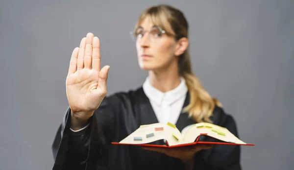 Medeni Hukuk Kitabına Göre Kadın Avukat Mahkeme Salonunda Elini Kolunu — Stok fotoğraf
