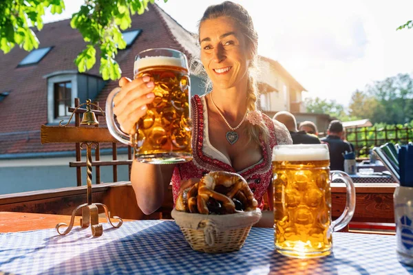 Bayerin Mit Bier Und Brezel Schönen Biergarten Oder Oktoberfest Einem — Stockfoto