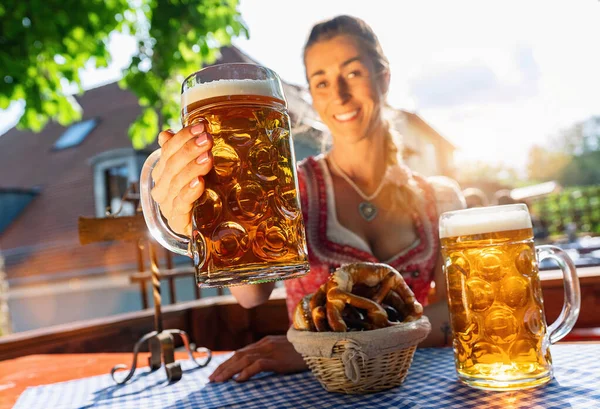 Mujer Sentada Beer Garden Oktoberfest Aplausos Con Jarra Cerveza Disfrutando — Foto de Stock