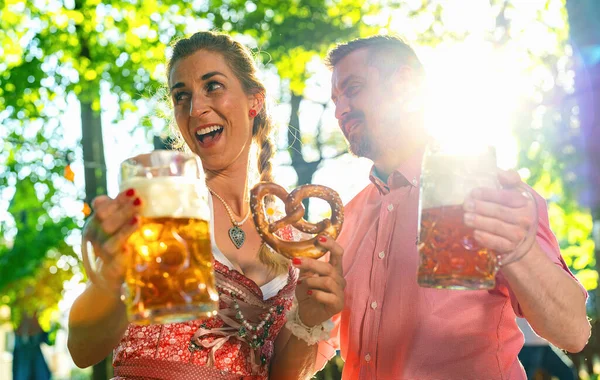 Happy Couple Dans Jardin Bière Oktoberfest Faire Fête Profiter Verre — Photo
