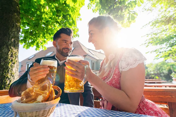 Couple Bavière Tracht Assis Dans Jardin Bière Oktoberfest Profiter Verre — Photo