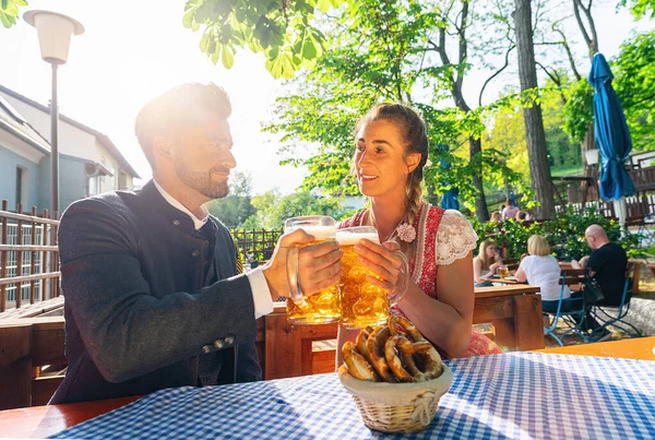 Happy Couple Assis Dans Jardin Bière Oktoberfest Profiter Verre Bière — Photo
