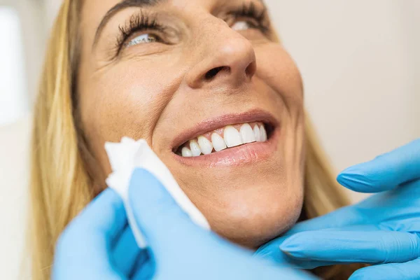 Dentista Verifica Dentes Limpos Após Limpeza Dos Dentes Dentes Branqueamento — Fotografia de Stock