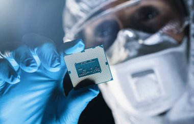 Ultra Modern Elektronik Üretim Fabrikası, Steril Kaplama Mühendisi Mikroçipi Eldivenlerle Tutar ve İnceletir