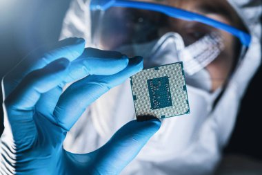 Steril Kapsama Mühendisi Ultra Modern Elektronik Üretim Fabrikasında Mikroçipi Eldivenle Tutuyor