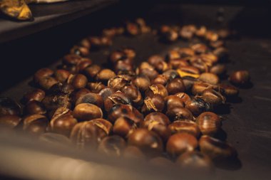 Kavrulmuş kestaneler bir Noel pazarında ızgaraya yayılmış. 