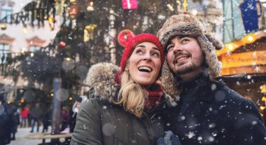 Kadın ve erkek Noel pazarında Ağacın önünde