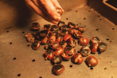 Noel pazarında el kavrulmuş kestane alır