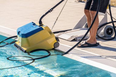 Havuz temizleme robotu bir yüzme havuzunun yanına yerleştiriliyor.