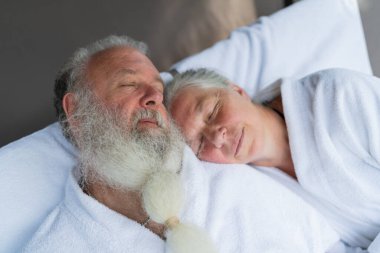 Wellness Spa Oteli 'nin güverte koltuğunda birlikte uyuyan yaşlı çift. Son Sınıflar konsept görüntüsü