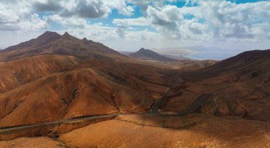 Fuerteventura 'nın çöl manzarası, Kanarya Adaları, dolambaçlı yollar ve okyanuslar