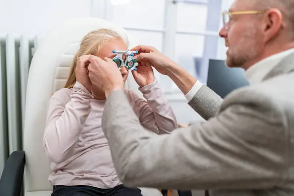 Optométriste Ajusté Lunettes Mesure Optiques Sur Une Jeune Fille Blonde — Photo