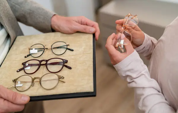 Close Van Handen Met Verschillende Brillenglazen Een Dienblad Een Opticienwinkel — Stockfoto