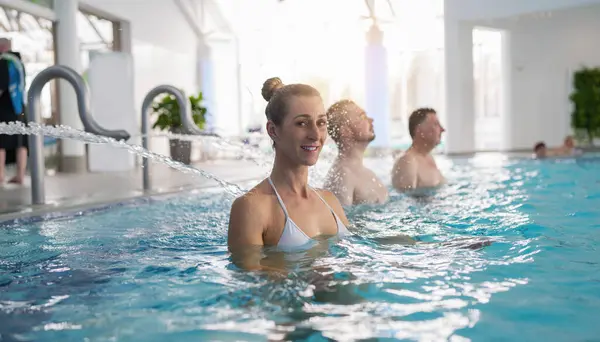 Spa Resort Gäster Pool Som Masseras Vattendrag Med Leende Kvinna Stockbild