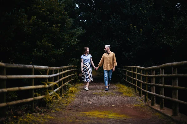 Romantic Photo Young Couple Beautiful Autumn Park Walking Hand Hand — Stockfoto