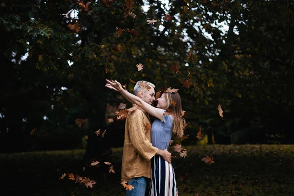Romantic Photo Young Couple Standing Beautiful Autumn Park Embracing Looking — Stockfoto