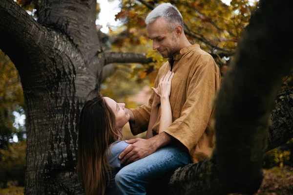 Romantic Photo Young Couple Beautiful Autumn Park Man Sitting Tree — Stockfoto