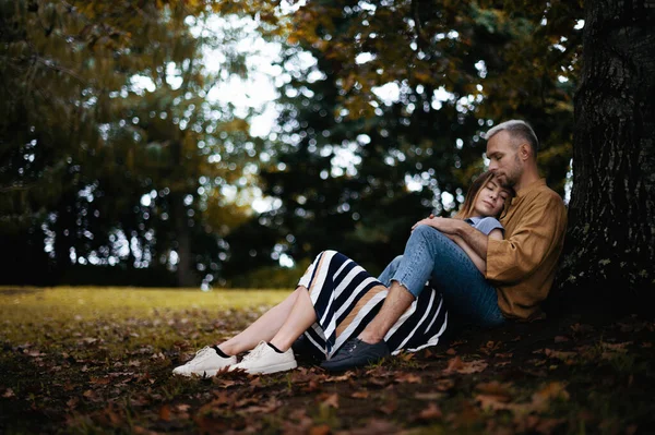 Romantic Photo Young Couple Cuddling Sitting Ground Beautiful Autumn Park — Stockfoto