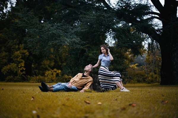 Romantic Photo Young Couple Beautiful Autumn Park Woman Sitting Tree — Stockfoto
