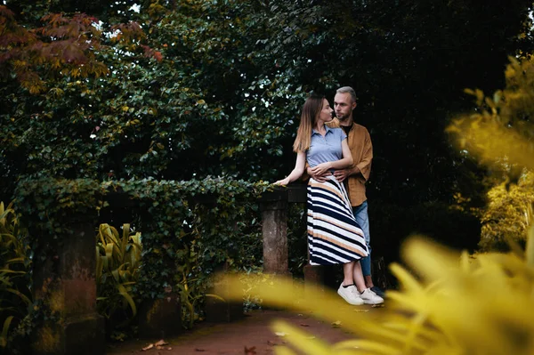 Romantic Photo Young Couple Standing Beautiful Autumn Park Embracing Hugging — Stockfoto