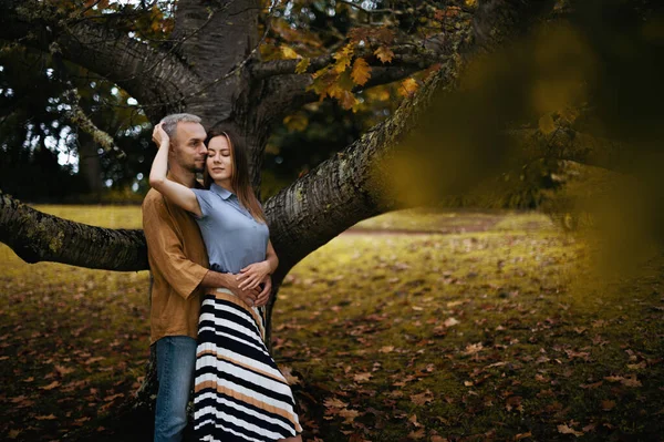 Young Couple Embracing Beautiful Autumn Park High Quality Photoa Romantic — Stockfoto
