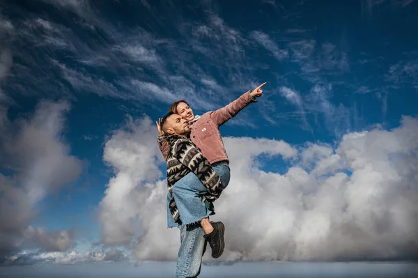 로맨틱하고 이온의 사진입니다 하늘을 배경으로 파트너는 파트너를 그녀가 손으로 가리키는 — 스톡 사진