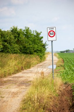 Tozlu ülke yolunda yol işareti maksimum hız sınırı