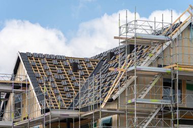 Modern İskandinav apartmanı için tamamlanmamış çatı kirişleri inşa ediliyor