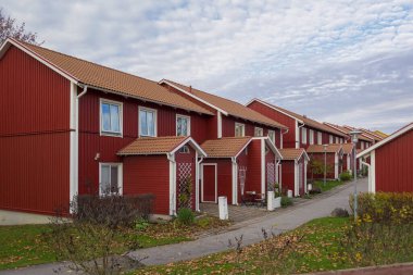 Tipik İskandinav tarzı sokak, kırmızı ahşap apartman evleri.