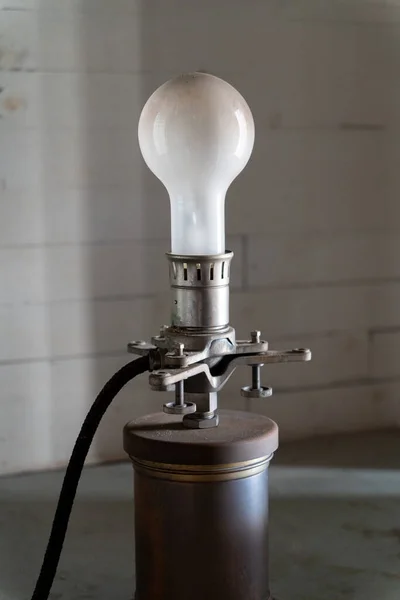 パワーワイヤー付きヴィンテージメタルホルダー上の古い白い電球 — ストック写真