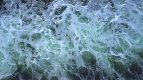 船が海で作る波と泡の上のデッキからのトップビュー 高品質4K映像 — ストック動画