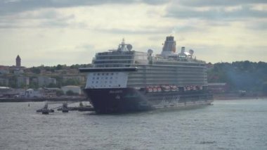 Brantevik, İsveç - Ağustos 2022. Büyük yolcu feribotunun uzun yolculuktan önce ısınma görüntüsü. Yüksek kalite 4k görüntü