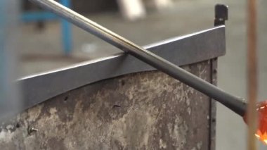 Zanaatkar Erimiş Camdan Bir Top Şekillendiriyor. Yakın çekim. 4K Çözünürlük. Yüksek kalite 4k görüntü