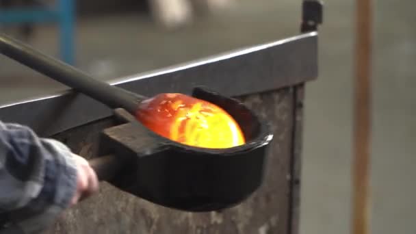 Craftsman Shaping Ball Molten Glass Close Resolution High Quality Footage — Stock Video