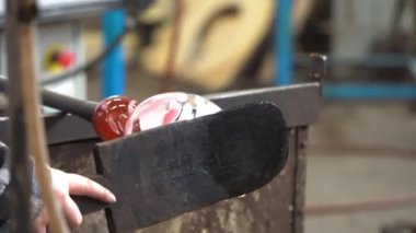 Zanaatkar Erimiş Camdan Bir Top Şekillendiriyor. Yakın çekim. 4K Çözünürlük. Yüksek kalite 4k görüntü