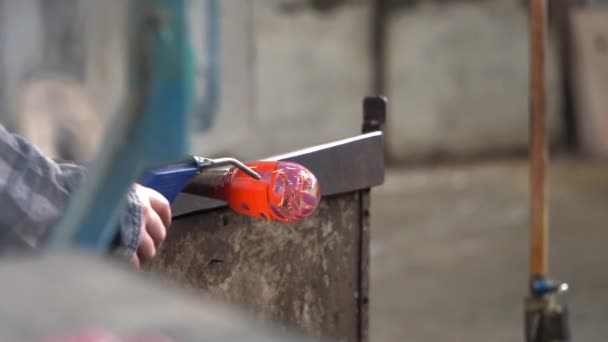 Artigiano Che Modella Una Palla Vetro Fuso Chiudere Risoluzione Filmati — Video Stock