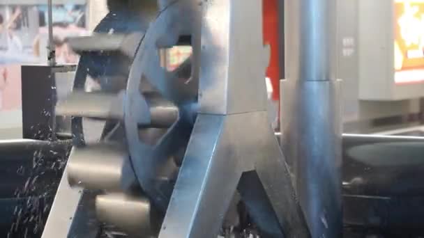 Filmagem Turbina Água Metal Lenta Fiação Para Gerar Eletricidade Livre — Vídeo de Stock